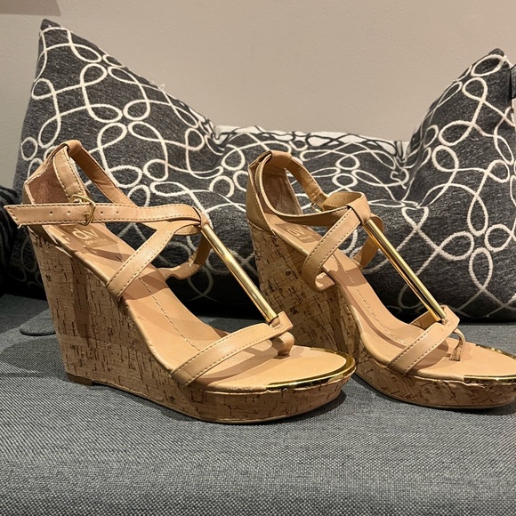 Dolce Vita Cork effect, Thong Wedge Sandal with gold accents, Never Worn… - Picture 4 of 14